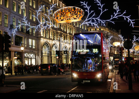 Noël acheteurs lorsque les lumières de Noël sont commutées Banque D'Images