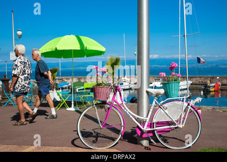 Hommes retraités en passant devant un café au bord du lac du Lac Léman, le Lac Léman, à Evian-les-Bains, France Banque D'Images