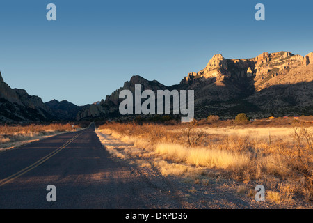 La route menant au portail, l'Arizona au lever du soleil. Banque D'Images