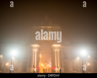 L'Arc de la rue Augusta hiddes ces delicous le brouillard dans la nuit Banque D'Images