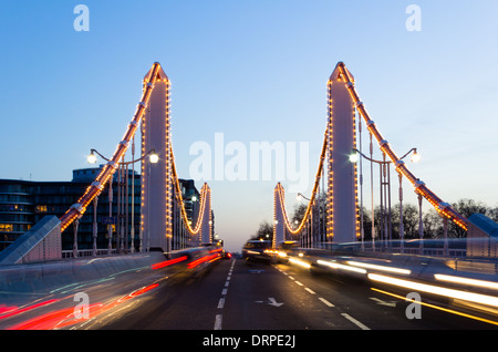 Chelsea Bridge à Londres au crépuscule Banque D'Images