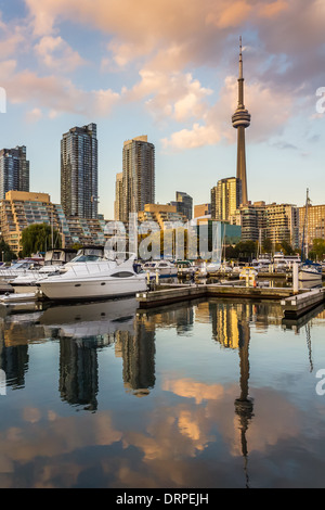 Une vue de près du port de Toronto, montrant la tour CN, bateaux et gratte-ciel Banque D'Images