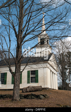 Old New England South Worthington église méthodiste de Worthington, du Massachusetts au début du printemps. Banque D'Images