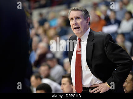 Storrs, CT, USA. 30Th Jan, 2014. Jeudi 30 Janvier 2014 : les Cougars de Houston l'entraîneur-chef James Dickey réagit à un appel pendant la 1ère moitié du jeu de basket-ball de NCAA entre Houston et New York à Gampel Pavilion dans Storrs, CT. Bill Shettle / Cal Sport Media. © csm/Alamy Live News Banque D'Images