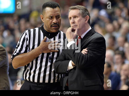 Storrs, CT, USA. 30Th Jan, 2014. Jeudi 30 Janvier 2014 : les Cougars de Houston l'entraîneur-chef James Dickey parle à un fonctionnaire le long des parcours au cours de la 1ère moitié du jeu de basket-ball de NCAA entre Houston et New York à Gampel Pavilion dans Storrs, CT. Bill Shettle / Cal Sport Media. © csm/Alamy Live News Banque D'Images