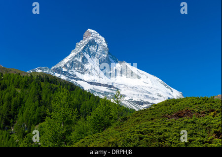 Sentier de randonnée au-dessous du Mont Cervin dans les Alpes Suisses près de Zermatt, Suisse Banque D'Images