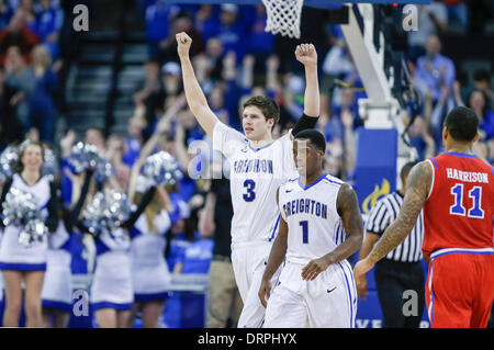 Omaha, Nebraska, USA. 28 janvier, 2014. 28 janv. 2014 - Omaha, NE États-unis - Creighton Bluejays avant Doug McDermott # 3 célèbre à la fin du règlement jouer et près de contrarié bid au cours d'un match de basket-ball NCAA entre St. John's Red Storm et Creighton Bluejays à Century Link Centre à Omaha, NE.Doug McDermott conduire tous les buteurs avec 39 points.Creighton Bluejays guard (premier plan) Austin Chatman # 1et St. John's Red Storm guard D'Angelo Harrison # 11(Droite).Creighton a gagné 63-60.Michael Spomer/Cal Sport Media/Alamy Live News Banque D'Images