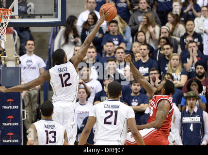 Storrs, CT, USA. 30Th Jan, 2014. Jeudi 30 Janvier 2014 : Connecticut Huskies avant Kentan Facey (12) bloque le tir de Houston Cougars TaShawn avant Thomas (35) lors de la 2e moitié du jeu de basket-ball de NCAA entre Houston et New York à Gampel Pavilion dans Storrs, CT. UConn a battu Houston facilement 80-43. Bill Shettle / Cal Sport Media. © csm/Alamy Live News Banque D'Images