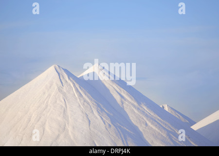 Les montagnes de sel avec ciel bleu à Bonaire Banque D'Images