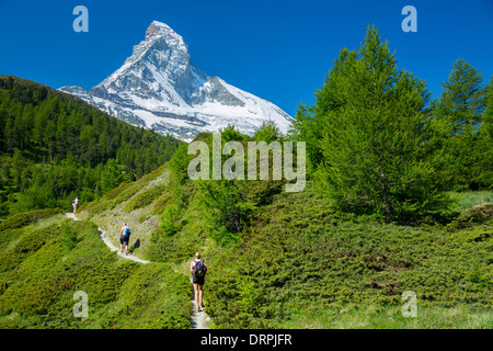 Les randonneurs sur un sentier de randonnée au-dessous du Mont Cervin dans les Alpes Suisses près de Zermatt, Suisse Banque D'Images