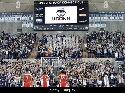 Storrs, CT, USA. 30Th Jan, 2014. Jeudi 30 Janvier 2014 : les Cougars de Houston l'avant Danrad Knowles (0) tente un coup franc devant la section des élèves durant la 2ème moitié du jeu de basket-ball de NCAA entre Houston et New York à Gampel Pavilion dans Storrs, CT. UConn a battu Houston facilement 80-43. Bill Shettle / Cal Sport Media. © csm/Alamy Live News Banque D'Images