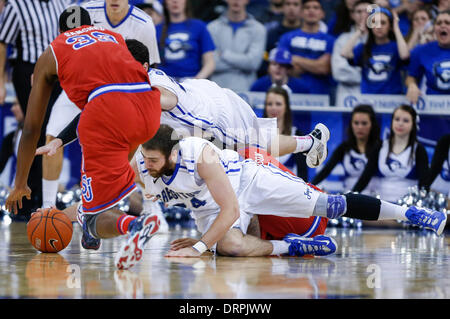 Omaha, Nebraska, USA. 28 janvier, 2014. 28 janv. 2014 - Omaha, NE États-unis - Creighton Bluejays guard # 22 Dingman Avery plongées sur le haut de son coéquipier avant Ethan Wragge # 34 et St John's Red Storm guard D'Angelo Harrison # 11 pour un 2ème semestre balle lâche lors d'un match de basket-ball NCAA entre St. John's Red Storm et Creighton Bluejays à Century Link Centre à Omaha, NE.St. John's Red Storm avant Orlando Sanchez # 33 était aussi dans la mêlée.Doug McDermott conduire tous les buteurs avec 39 points.Creighton a gagné 63-60.Michael Spomer/Cal Sport Media/Alamy Live News Banque D'Images