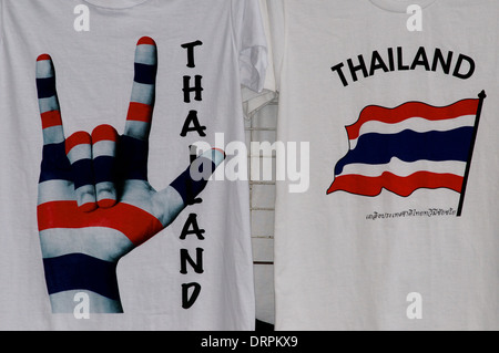 Bangkok 'SHUTDOWN' T-shirts avec drapeau national thaïlandais et couleurs. Bangkok, Thaïlande Banque D'Images