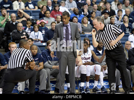 Storrs, CT, USA. 30Th Jan, 2014. Jeudi 30 Janvier 2014 : l'entraîneur-chef des Huskies du Connecticut Kevin Ollie anxieusement les montres deux fonctionnaires (l-r) Ted Valentine et John Gaffney discuter un appel pendant la 1ère moitié du jeu de basket-ball de NCAA entre Houston et New York à Gampel Pavilion dans Storrs, CT. Bill Shettle / Cal Sport Media. © csm/Alamy Live News Banque D'Images