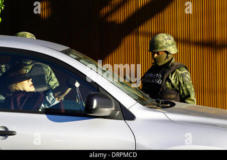 Jalisco, Mexique. 30Th Jan, 2014. Membres de l'armée mexicaine montent la garde après un raid d'arrêter Oseguera Ruben Gonzalez, fils du chef présumé du cartel Jalisco nouvelle génération, Cervantes, Nemesio Oseguera dans Zapopan, Jalisco, Mexique, le 30 janvier 2014. Credit : Xolo/Xinhua/Alamy Live News Banque D'Images