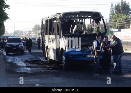 Jalisco, Mexique. 30Th Jan, 2014. Les membres des forces de sécurité mexicaines le travail sur le site où un bus a été incendié à Zapopan, Jalisco, Mexique, le 30 janvier 2014. Le bus a été incendié par des inconnus lors d'un raid de la part des fonctionnaires fédéraux qui ont arrêté le fils d'un chef présumé d'un cartel de la drogue. Un fonctionnaire anonyme a dit l'homme détenue est Ruben Oseguera, dont le père aurait conduit l'Nemesio Oseguera Jalisco nouvelle génération cartel. Credit : Xolo/Xinhua/Alamy Live News Banque D'Images