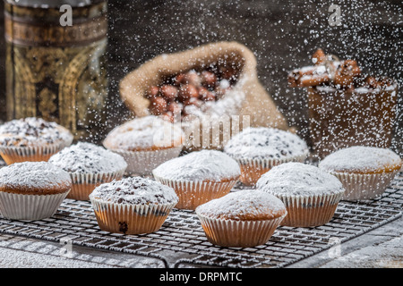 Muffins à la vanille décoré avec du sucre en poudre Banque D'Images