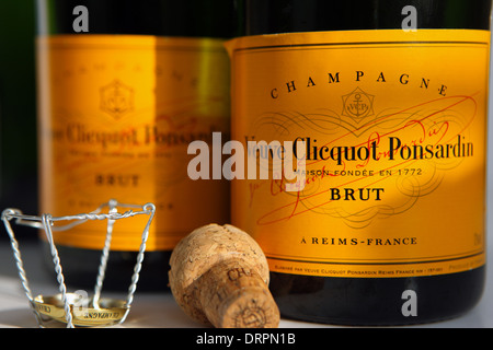 Les bouteilles ouvertes de Veuve Clicquot Ponsardin Champagne avec du liège et haut Banque D'Images