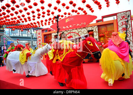 Beijing, Chine. Jan 31, 2014. Actrices effectuer lors d'une foire du temple pour célébrer la Fête du Printemps à Beijing, capitale de Chine, le 31 janvier 2014. Crédit : Li Xin/Xinhua/Alamy Live News Banque D'Images