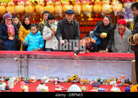 Beijing, Chine. Jan 31, 2014. Les visiteurs de jouer à des jeux au cours d'une foire du temple pour célébrer la Fête du Printemps à Beijing, capitale de Chine, le 31 janvier 2014. Crédit : Li Xin/Xinhua/Alamy Live News Banque D'Images