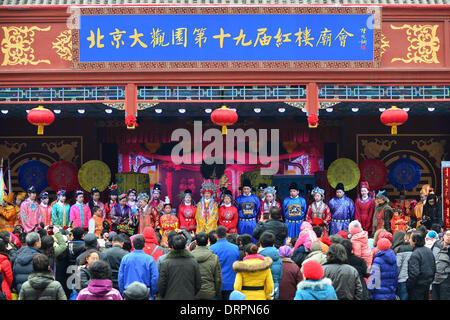 Beijing, Chine. Jan 31, 2014. Les visiteurs regarder la performance lors d'une foire du temple pour célébrer la Fête du Printemps à Beijing, capitale de Chine, le 31 janvier 2014. Crédit : Li Xin/Xinhua/Alamy Live News Banque D'Images