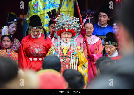 Beijing, Chine. Jan 31, 2014. Une comédienne effectue lors d'une foire du temple pour célébrer la Fête du Printemps à Beijing, capitale de Chine, le 31 janvier 2014. Crédit : Li Xin/Xinhua/Alamy Live News Banque D'Images