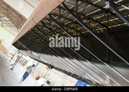 Dübendorf, Suisse. , 29 janv. 2014 : Une partie de l'énorme pile solaire de 72m en fibre de carbone recouvert de aile de l'Solar Impulse 2' (HB-SIB)avion solaire dans la construction hangar à Duebendorf où l'avion est construit. Pionnier de l'aviation suisse Bertrand Piccard a l'intention de voler l'avion solaire futuriste dans le monde en 2015. Crédit : Erik Tham/Alamy Live News Banque D'Images