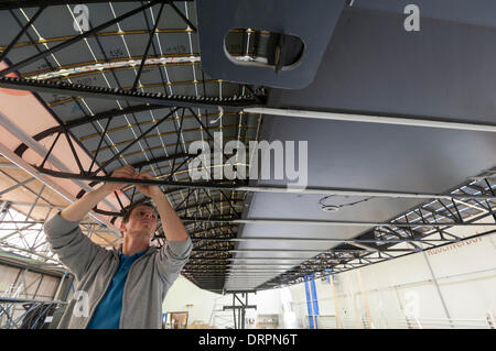 Dübendorf, Suisse. , 29 janv. 2014 : Un ingénieur de l'équipe du projet Solar Impulse est de travailler sur le câblage de l'17'000 cellules solaires qui couvrent les 72m de large aile de l'Solar Impulse 2' (HB-SIB) avion solaire qui est construit dans un hangar à Dübendorf, Suisse. . Pionnier de l'aviation suisse Bertrand Piccard a l'intention de voler l'avion solaire futuriste dans le monde en 2015. Crédit : Erik Tham/Alamy Live News Banque D'Images