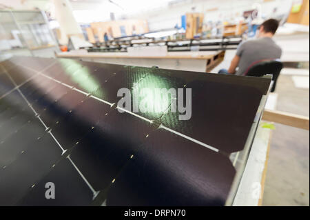 Dübendorf, Suisse. , 29 janv. 2014 : An unfinished couverts de cellules solaires de l'aileron avion expérimental 'Solar Impulse 2' (HB-SIB) qui est actuellement construit à Dübendorf (Zurich), Suisse. Pionnier de l'aviation suisse Bertrand Piccard a l'intention de voler l'avion solaire futuriste dans le monde en 2015. Crédit : Erik Tham/Alamy Live News Banque D'Images