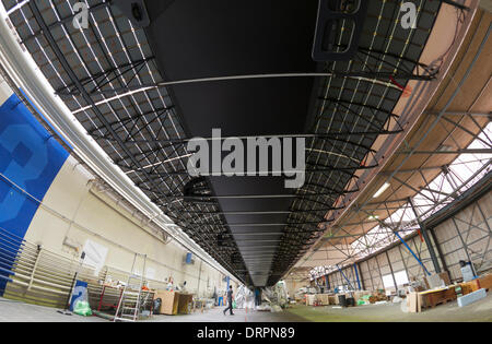 Dübendorf, Suisse. , 29 janv. 2014 : Une partie de l'énorme pile solaire de 72m en fibre de carbone recouvert de aile de l 'Solar Impulse 2' (HB-SIB) avions fonctionnant à l'énergie solaire dans la construction hangar à Dübendorf, Suisse. . Pionnier de l'aviation suisse Bertrand Piccard a l'intention de voler l'avion solaire futuriste dans le monde en 2015. Crédit : Erik Tham/Alamy Live News Banque D'Images