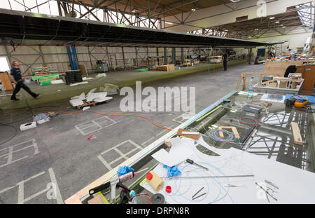 Dübendorf, Suisse. , 29 janv. 2014 : un morceau de l'aile en fibre de carbone (env 72m) de l'avion solaire 'Solar Impulse 2' (HB-SIB) dans la construction hangar à Dübendorf. Pionnier de l'aviation suisse Bertrand Piccard a l'intention de voler l'avion solaire futuriste dans le monde en 2015. Crédit : Erik Tham/Alamy Live News Banque D'Images