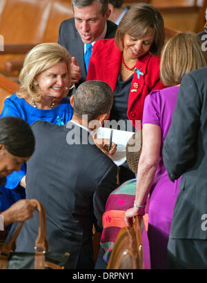 Les USA. Capitol Washington DC, USA. 28 janvier, 2014. Le président des États-Unis Barack Obama signe une copie de son état de l'Union pour la représentante américaine Carolyn Maloney (démocrate de New York, L), qui a été livré à une session conjointe du Congrès dans la capitale américaine Washington DC, USA, 28 janvier 2014. Credit : Ron Sachs / CNP/dpa/Alamy Live News Banque D'Images