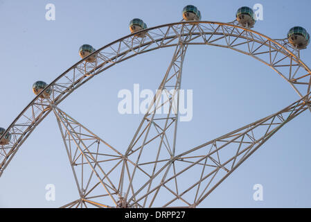 Melbourne, Australie. 30 janvier 2014. Le Melbourne Star est une grande roue dans la ville au bord de l'eau dans le quartier des docks de la cité de Melbourne, capitale de l'état de Victoria, Australie. Le cousin du London Eye. Il est de 120 m (394 pi) de hauteur et possède sept rayons, reflétant les sept branches du drapeau australien. Credit : Dunrobin Studios/Alamy Live News Banque D'Images