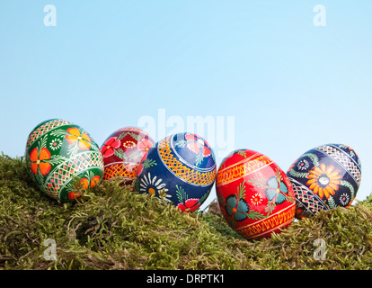 Les oeufs de Pâques russe colorée située en mousse verte Banque D'Images