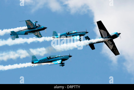 L'équipe de voltige des lames en formation rapprochée au salon Farnborough International Airshow 2012 Banque D'Images