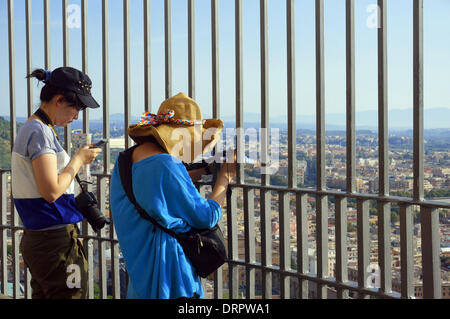 (Dossier) - Une archive photo, datée du 12 août 2014, montre les touristes d'Asie debout sur la plate-forme panoramique de la cathédrale St Pierre dans la Cité du Vatican, Vatican. Photo : Soeren Stache/DPA - AUCUN FIL SERVICE - Banque D'Images