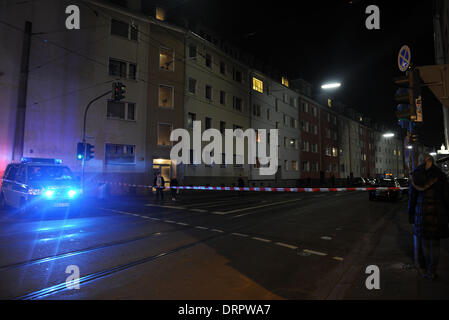 Cologne, Allemagne. 30Th Jan, 2014. Une voiture de police se ferme une rue à Cologne, Allemagne, 30 janvier 2014. Un travailleur de la construction a découvert une bombe non explosée à partir de la DEUXIÈME GUERRE MONDIALE, à l'Uni Centre à Cologne. Il sera a explosé jeudi soir. Photo : CAROLINE SEIDEL/dpa/Alamy Live News Banque D'Images