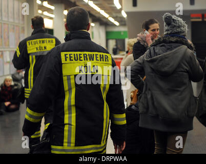 Cologne, Allemagne. 30Th Jan, 2014. Les hommes de feu marche à travers l'université cafétéria où les évacués sont logés à Cologne, Allemagne, 30 janvier 2014. Un travailleur de la construction a découvert une bombe non explosée à partir de la DEUXIÈME GUERRE MONDIALE, à l'Uni Centre à Cologne. Il sera a explosé jeudi soir. Photo : CAROLINE SEIDEL/dpa/Alamy Live News Banque D'Images