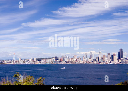 Centre-ville de Seattle et la tour Space Needle vu de Alki, avec un bateau blanc traversant la baie Elliott de West Seattle, USA Banque D'Images