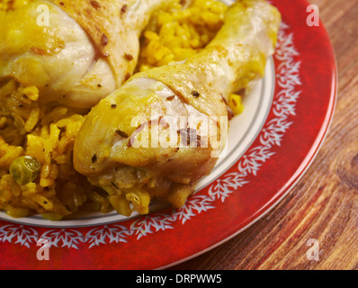 Plat péruvien appelé arroz con pollo.poulet avec riz, légumes.de l'Amérique latine Banque D'Images