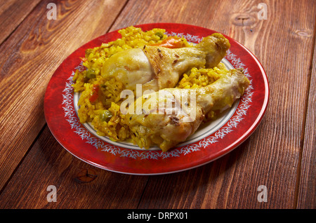 Plat péruvien appelé arroz con pollo.poulet avec riz, légumes.de l'Amérique latine Banque D'Images