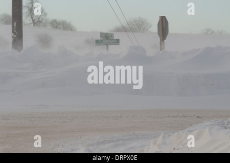 Un signe de fermeture de route une route blocs après véhicules sont piégés dans la neige d'hiver accompagnée de vent et de fortes conditions de blizzard Banque D'Images