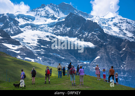 Les touristes l'affichage de la montagne Jungfrau sommet dans les Alpes Suisses dans l'Oberland Bernois, Suisse Banque D'Images