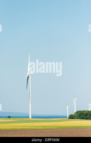 Paysage naturel avec ses moulins à vent modernes et blue sky, Sweden Banque D'Images