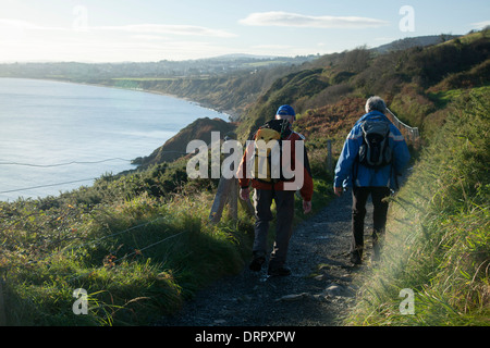 Les marcheurs en descendant vers Greystones sur Bray Head chemin côtier, comté de Wicklow, en Irlande. Banque D'Images