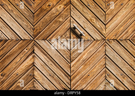 Entrée du vieux bâtiment avec grande porte en bois, Suède Banque D'Images