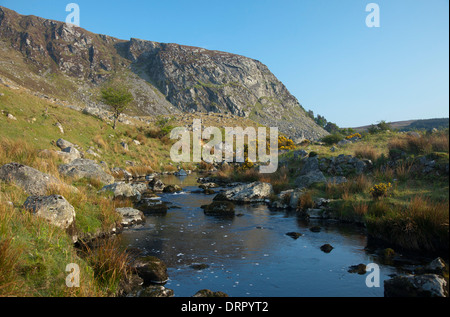 La rivière Cloghoge sous les falaises de Luggala, Montagnes de Wicklow, comté de Wicklow, en Irlande. Banque D'Images