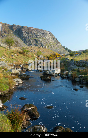 La rivière Cloghoge sous les falaises de Luggala, Montagnes de Wicklow, comté de Wicklow, en Irlande. Banque D'Images