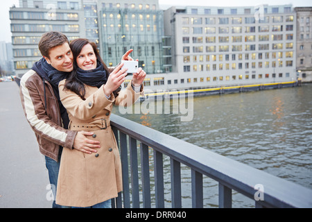 Couple de touristes en ville avec un blackberry Banque D'Images