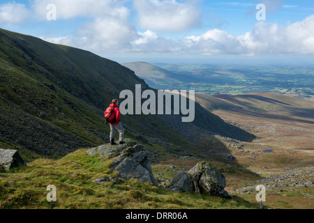 Walker au-dessus de la prison du nord de Lugnaquilla, Montagnes de Wicklow, comté de Wicklow, en Irlande. Banque D'Images